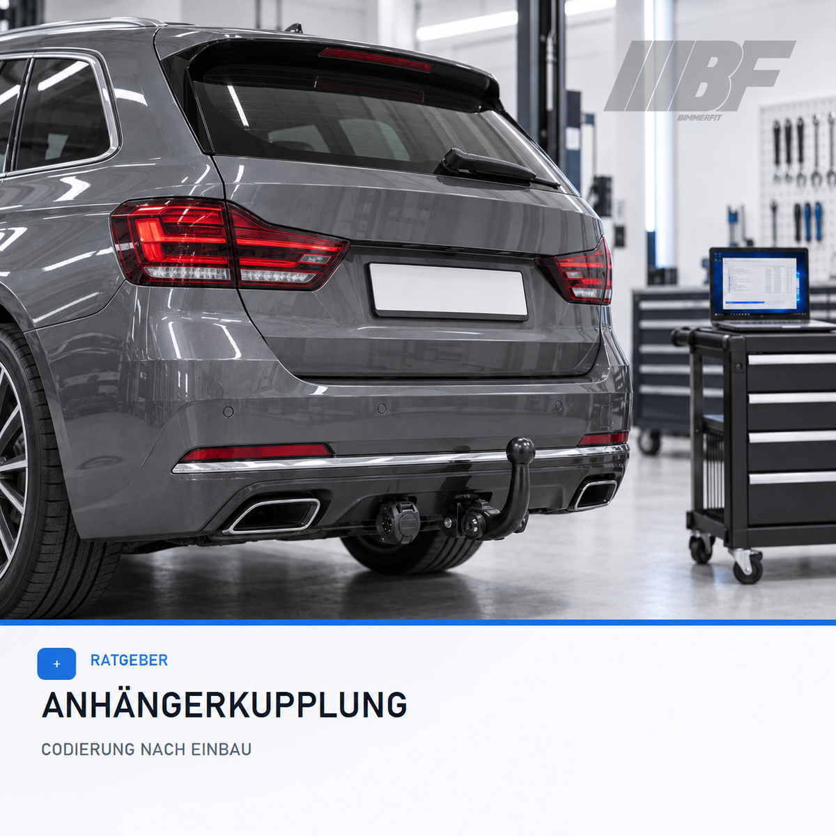 Grauer BMW-Kombi mit Anhängerkupplung und 13-poliger Steckdose vor der Remote-Codierung