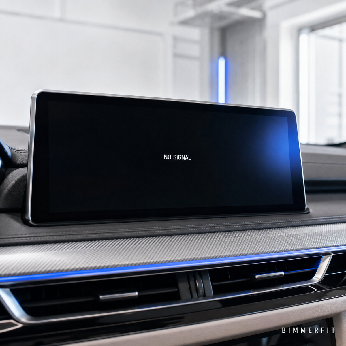 BMW iDrive Bildschirm mit No-Signal-Meldung als Hinweis auf einen Display- oder Headunit-Fehler