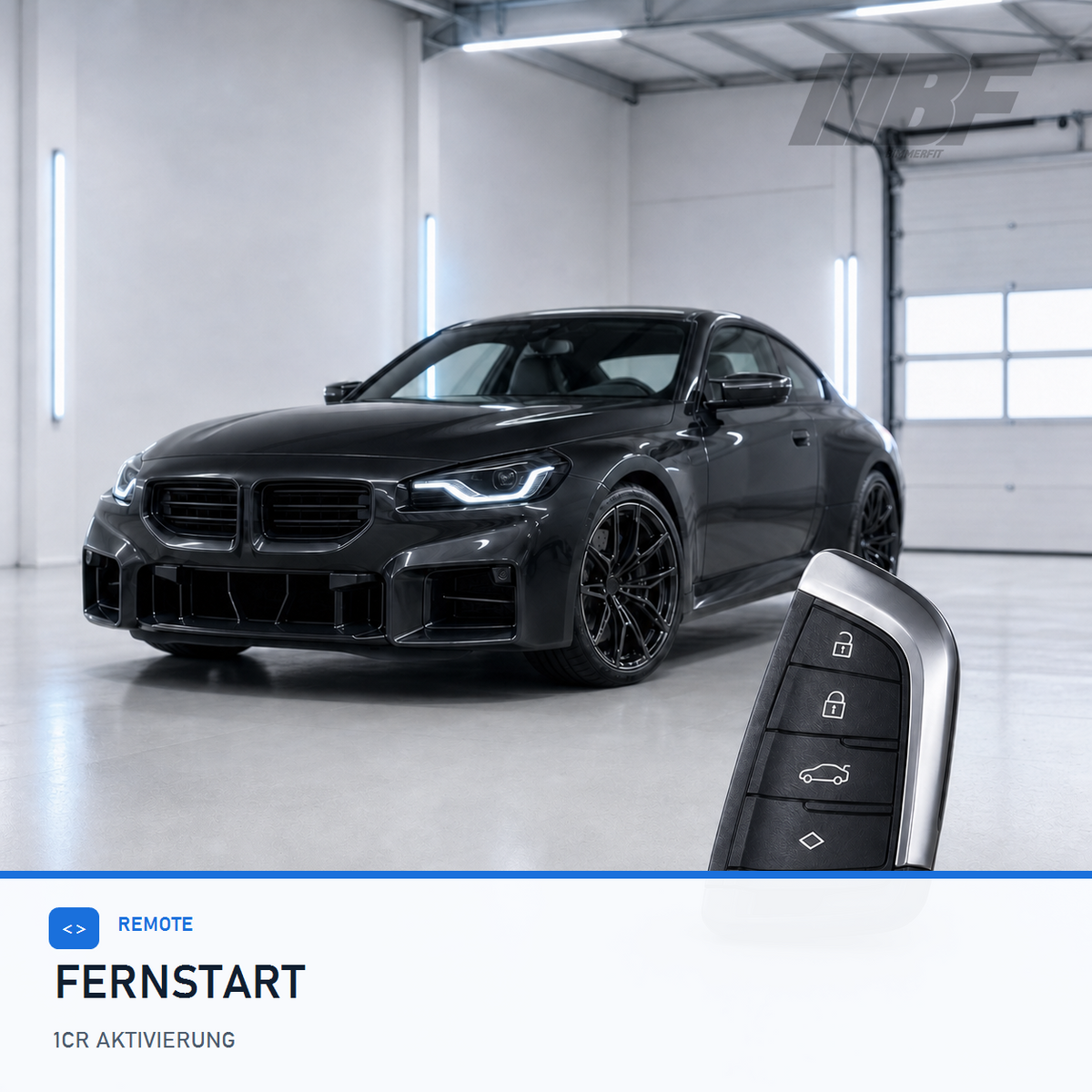 BMW Fahrzeugschlüssel vor dunklem Fahrzeug für Fernstart-Aktivierung