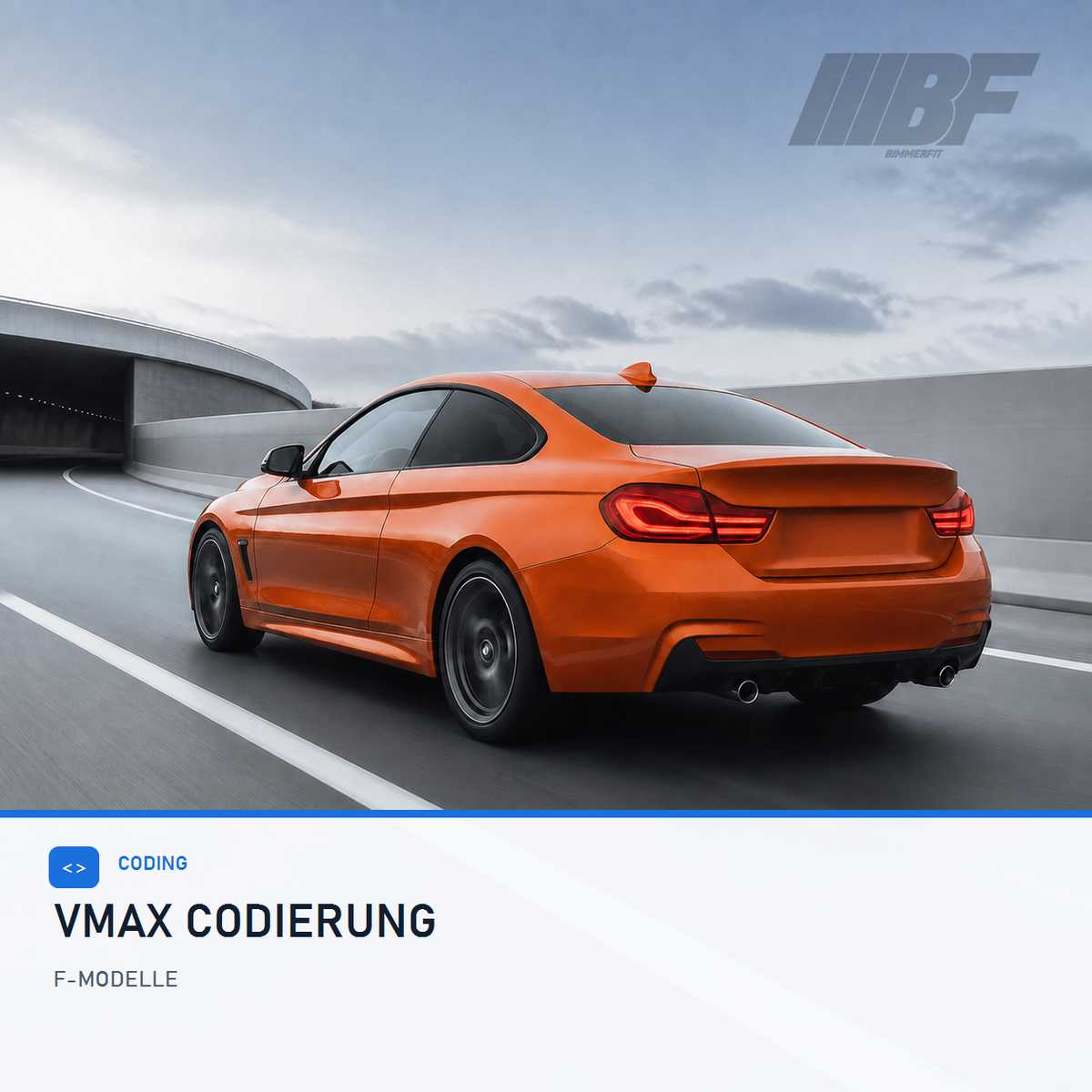 Orangefarbener BMW der F-Serie auf heller Autobahn