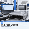 Illustration des Bimmerfit DME-/DDE-Unlock-Einsendeservices: generisches Motorsteuergerät mit Bench-Kabel auf einem Werkstatttisch.