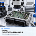 Illustration zum Bimmerfit MSD80-Endstufen-Reparaturservice: generisches geöffnetes Motorsteuergerät unter einem Werkstattmikroskop.