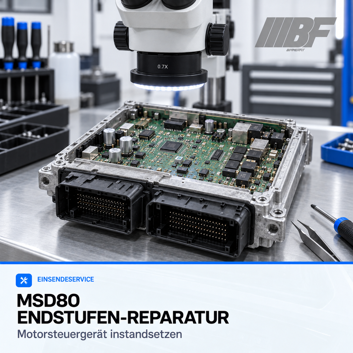 Illustration zum Bimmerfit MSD80-Endstufen-Reparaturservice: generisches geöffnetes Motorsteuergerät unter einem Werkstattmikroskop.