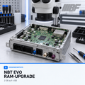 Illustration des Bimmerfit NBT-EVO-RAM-Upgrades von 2 GB auf 4 GB: geöffnetes generisches Navigationsgerät unter einem Werkstattmikroskop.