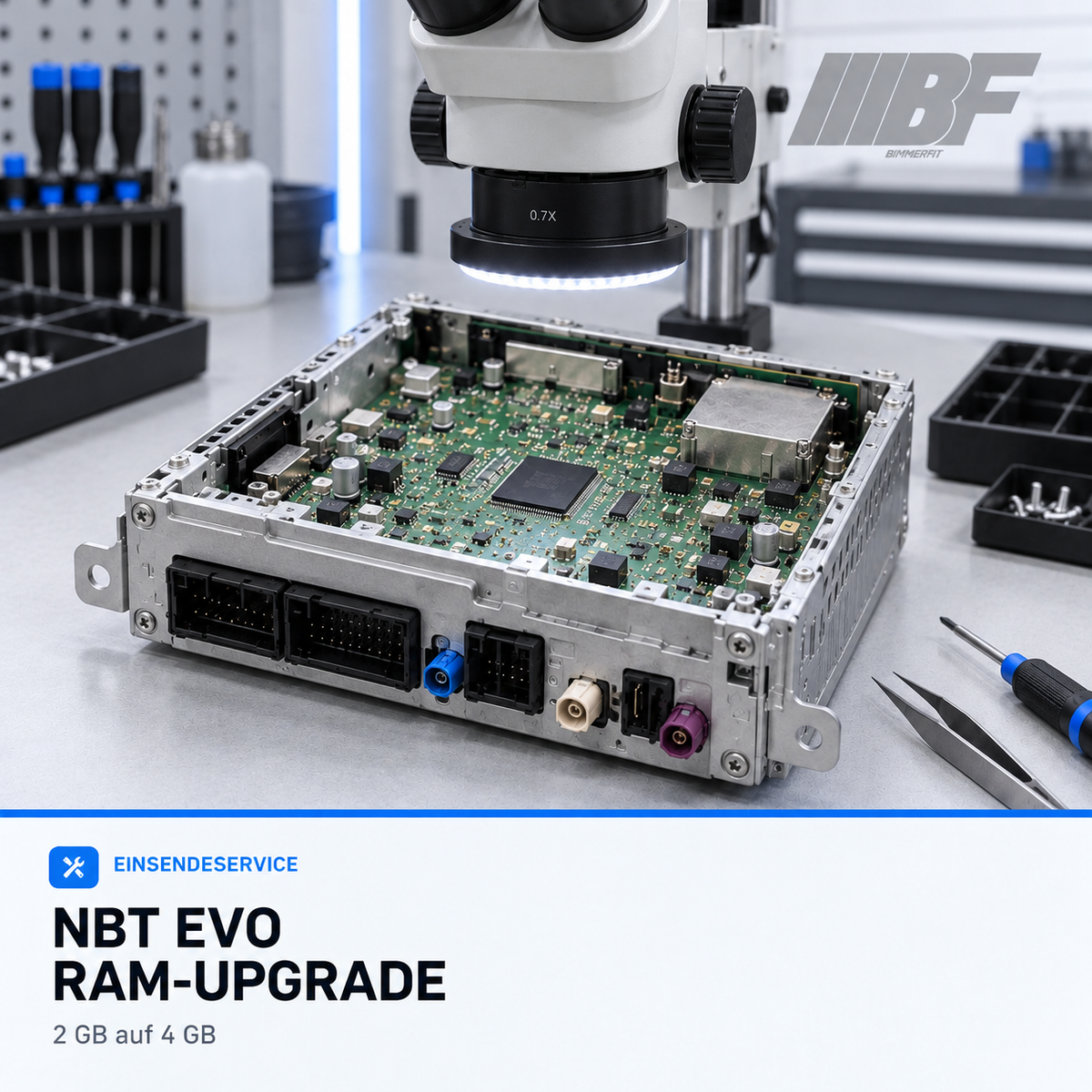 Illustration des Bimmerfit NBT-EVO-RAM-Upgrades von 2 GB auf 4 GB: geöffnetes generisches Navigationsgerät unter einem Werkstattmikroskop.